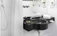 In-room Bathroom 4 elaya hannover city ehemals Arthotel Ana Prestige