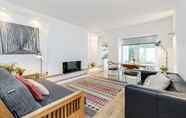 Ruang untuk Umum 7 Modern Holland Park apartment