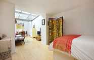 Kamar Tidur 2 Bright Chic Garden Apartment