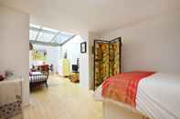 Kamar Tidur Bright Chic Garden Apartment