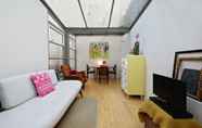 Ruang untuk Umum 6 Bright Chic Garden Apartment