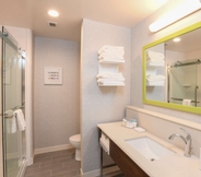 In-room Bathroom 5 Hampton Inn & Suites Cincinnati Liberty Township