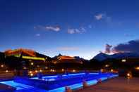 Kolam Renang High Mountain Resort - Deqin