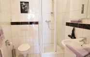 Toilet Kamar 2 Hotel Amadeus