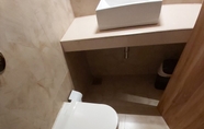 Toilet Kamar 6 Fluorescent by Bizzgrow Hotels International Airport