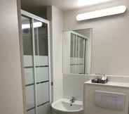 Toilet Kamar 5 Fast Hotel Brie- Comte-Robert