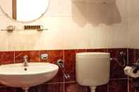 Toilet Kamar Hotel & Restaurant Peking