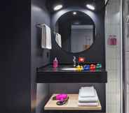 In-room Bathroom 5 Moxy Lausanne City