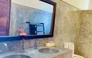 Phòng tắm bên trong 7 Thambilli Beach Front Villa