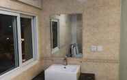 In-room Bathroom 6 Yuqiao Courtyard Hotel