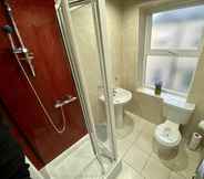 Toilet Kamar 6 Callerton House