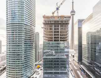 Bangunan 2 Gorgeous Condos in Maple Leaf Square