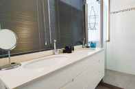 In-room Bathroom Charming 3 BDR Aptartment Near the Beach TL51