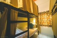 Bedroom On The Ghat by Howdy Hostels