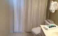 In-room Bathroom 7 National at Ballston Metro