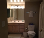 In-room Bathroom 6 National at Ballston Metro