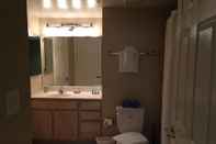 In-room Bathroom National at Ballston Metro