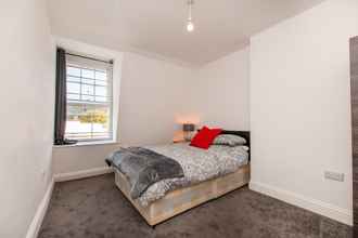 Bedroom 4 2 Bed Flat in Pedestrianized High Street