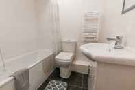 Toilet Kamar 2 Bed Flat in Pedestrianized High Street