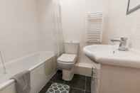 In-room Bathroom 2 Bed Flat in Pedestrianized High Street