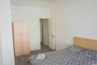 Kamar Tidur 1 Bed Flat in Pedestrianized High Street