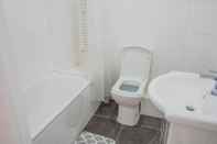 In-room Bathroom 1 Bed Flat in Pedestrianized High Street