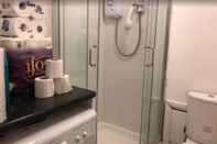 In-room Bathroom Cosy Studio Flat in Central London