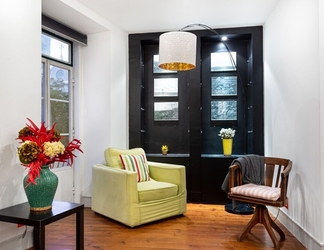 Sảnh chờ 2 ALTIDO Bold & colourful 1-bed flat at the heart of Chiado, nearby Carmo Convent
