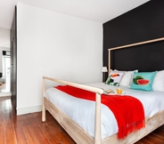 Kamar Tidur 5 ALTIDO Bold & colourful 1-bed flat at the heart of Chiado, nearby Carmo Convent