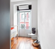 Kamar Tidur 7 ALTIDO Bold & colourful 1-bed flat at the heart of Chiado, nearby Carmo Convent