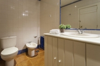 Toilet Kamar ALTIDO Exquisite 2BR home w/ balcony in Lapa