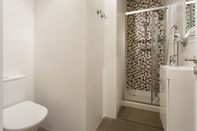 Toilet Kamar ALTIDO Stylish 3BR Apt w/balcony in Graca, nearby Senhora do Monte viewpoint