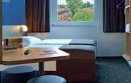 Bedroom 2 B&B Hotel München-Garching