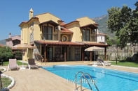 Swimming Pool Villa FT11 by JoyLettings