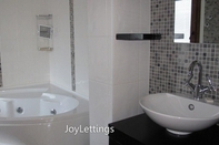 In-room Bathroom Villa FT11 by JoyLettings