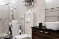 Toilet Kamar Rumbach 7 Apartment