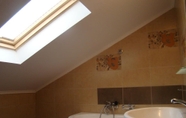 In-room Bathroom 6 Pensiunea Floare de Colt