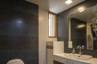 In-room Bathroom Pravas by Vista Rooms