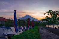 Swimming Pool Seamount Hotel