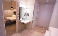 Phòng tắm bên trong 6 Hotel Montaigne