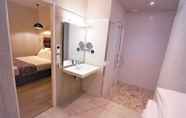 In-room Bathroom 6 Hotel Montaigne