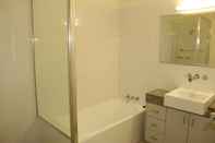 Toilet Kamar Beachside Apartment 17