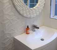 Toilet Kamar 4 Exclusive Weybridge Home