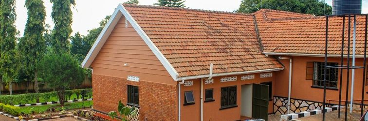 外部的 Cycad Entebbe Guest House