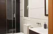 Toilet Kamar 2 Centric Apartment Universitat