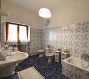 In-room Bathroom 2 Villa Oliveta