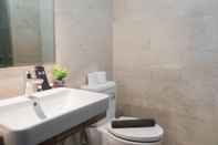 Toilet Kamar New Furnished and Exclusive Studio at Menteng Park Apartment