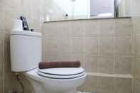 Toilet Kamar Clean and Cozy 2BR at Green Bay Apartment