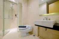 Toilet Kamar Spacious Studio Room at Capitol Suites Apartment