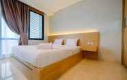 Kamar Tidur 2 Spacious Studio Room at Capitol Suites Apartment